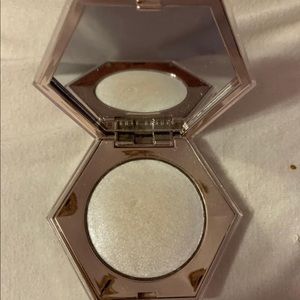 Fenty How many Karats highlighter